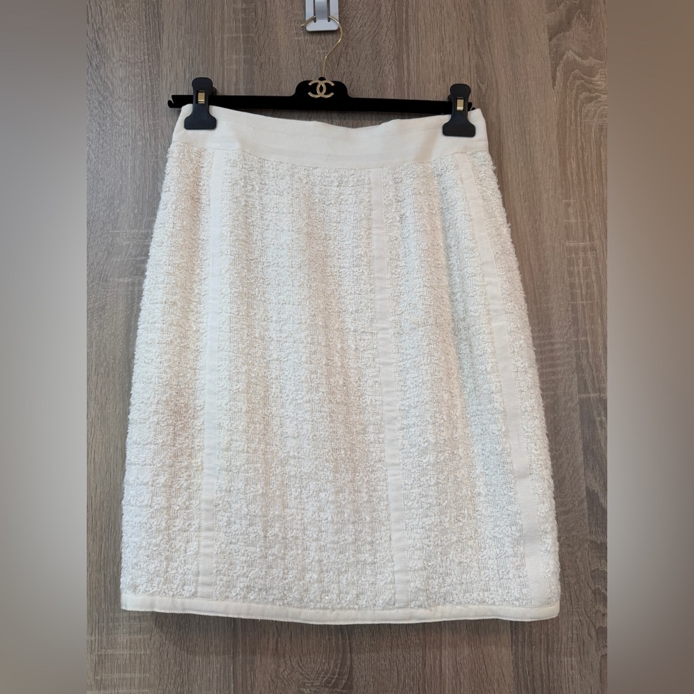 Chanel Boutique vintage skirt suit from the Cruise 1991 collection with a jacket - Picture 7 of 14